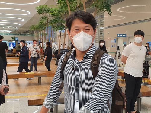 류현진과 함께 생활한 김병곤 토론토 트레이닝 코치(영종도=연합뉴스) 하남직 기자 = 토론토 블루제이스에서 류현진과 함께 생활한 김병곤 트레이닝 코치가 2일 인천국제공항 입국장에 들어선 뒤 밝게 웃고 있다.