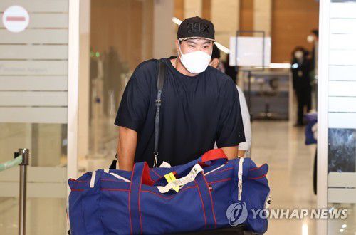 류현진 귀국(영종도=연합뉴스) 류영석 기자 = 2020년 미국프로야구(MLB) 일정을 마친 토론토 블루제이스 류현진이 2일 오후 인천국제공항 2터미널을 통해 입국하고 있다. 2020.10.2
    ondol@yna.co.kr
(끝)