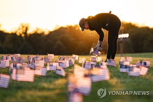'코로나19 희생자 추모' 워싱턴 내셔널몰에 성조기 꽂는 자원봉사자(워싱턴 EPA=연합뉴스) 미국의 신종 코로나바이러스 감염증(코로나19) 누적 사망자 수가 20만명을 넘어선 것으로 집계된 21일(현지시간) 코로나19 희생자 추모 프로젝트 자원봉사자들이 워싱턴 DC 내셔널몰 잔디밭에 성조기를 꽂고 있다. 이날 현재 전 세계의 코로나19 누적 사망자는 100만명에 근접하고 있다. apex2000@yna.co.kr