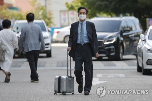 전두환 결심공판에 들고나온 서류(광주=연합뉴스) 천정인 기자 = 전두환 전 대통령의 사자 명예훼손 결심 공판이 열린 5일 광주 동구 광주지법 앞에서 전씨 측의 변호인인 정주교 변호사가 재판 서류가 들어있는 캐리어를 끌며 법정에 출석하고 있다. 2020.10.5 iny@yna.co.kr