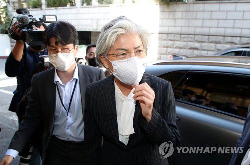 주한 쿠웨이트대사관 찾은 강경화(서울=연합뉴스) 이지은 기자 = 강경화 외교부 장관이 최근 서거한 셰이크 사바 알아흐마드 알사바 쿠웨이트 국왕에 대한 조문을 하기 위해 5일 오후 서울 용산구 주한쿠웨이트 대사관을 들어서고 있다. 2020.10.5 jieunlee@yna.co.kr