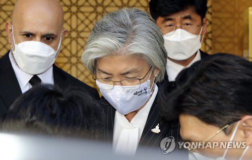 '조문을 마치고'(서울=연합뉴스) 이지은 기자 = 강경화 외교부 장관이 최근 서거한 셰이크 사바 알아흐마드 알사바 쿠웨이트 국왕에 대한 조문을 마친 뒤 5일 오후 서울 용산구 주한쿠웨이트 대사관을 나서고 있다. 2020.10.5 jieunlee@yna.co.kr