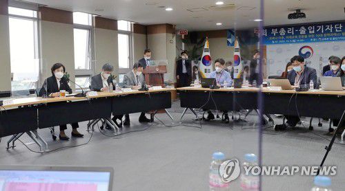 출입기자단 간담회 하는 유은혜 부총리(서울=연합뉴스) 유은혜 사회부총리 겸 교육부 장관이 5일 정부세종청사에서 열린 교육부 출입기자단 간담회에서 발언하고 있다. 2020.10.5 
    [교육부 제공. 재판매 및 DB 금지] photo@yna.co.kr