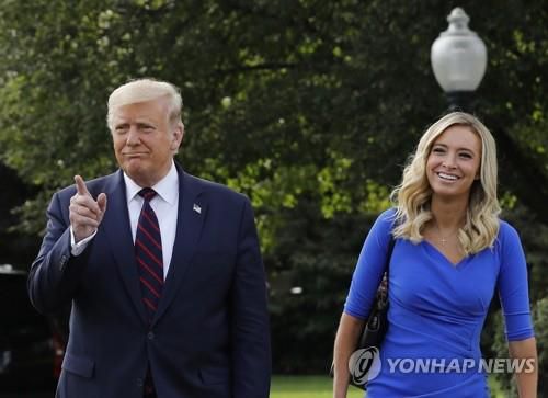 트럼프 대통령과 매커내니 대변인[AFP=연합뉴스 자료사진]