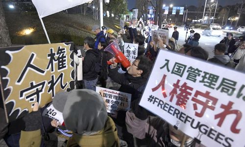 외국인의 인권을 존중하도록 출입국 관리 행정을 개선하라고 일본 법무성 앞에서 항의하는 시민들 [교도=연합뉴스 자료사진]