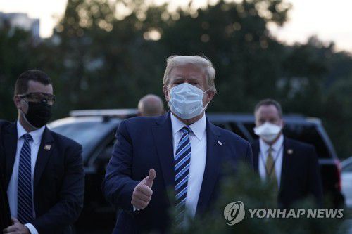 군병원을 나서는 도널드 트럼프 미국 대통령 [EPA=연합뉴스]