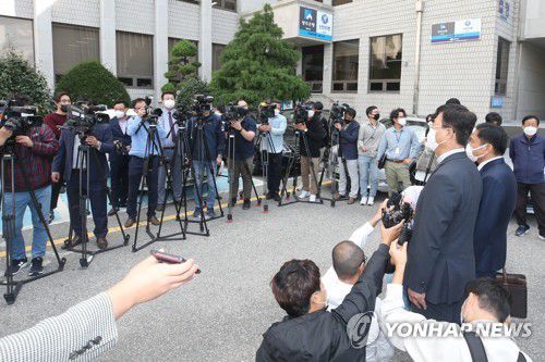 전두환 결심공판 취재 열기 후끈(광주=연합뉴스) 천정인 기자 = 전두환 전 대통령의 사자 명예훼손 결심 공판이 열린 5일 광주 동구 광주지법 앞에서 취재진이 고소인 측인 조영대 신부를 인터뷰하고 있다. 2020.10.5 iny@yna.co.kr