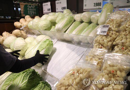 9월 소비자물가 1.0%대 상승(서울=연합뉴스) 이지은 기자 = 지난달 소비자물가 상승률이 1.0%를 나타내며 6개월 만에 1%대로 올라섰다. 최장기간 장마 영향으로 농·축·수산물 가격이 2011년 3월 이후 9년 6개월 만에 가장 많이 올랐다. 특히 채소류가 34.7% 오르면서 농산물이 19.0% 오른 영향이 컸다. 사진은 6일 서울시내 한 대형마트 채소판매대. jieunlee@yna.co.kr