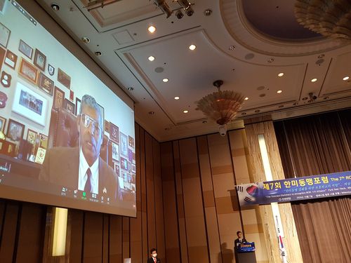 빈센트 브룩스 전 주한미군사령관(서울=연합뉴스) 유현민 기자 = 주한미군사령관을 지낸 빈센트 브룩스 주한미군전우회(KDVA) 회장이 7일 오전 서울 중구 밀레니엄힐튼 서울 호텔에서 열린 제7회 한미동맹포럼에서 화상회의 플랫폼인 줌(Zoom)으로 참석해 환영사를 하고 있다. 2020.10.7
hyunmin623@yna.co.kr
(끝)