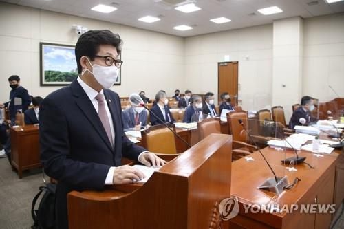 업무보고하는 조명래 환경부 장관(서울=연합뉴스) 안정원 기자 = 조명래 환경부 장관이 7일 오전 국회에서 열린 환경노동위원회 국정감사에서 업무보고하고 있다. 2020.10.7
    jeong@yna.co.kr