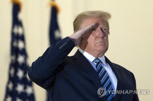 백악관 복귀해 발코니서 거수경례하는 트럼프 대통령[AP=연합뉴스]