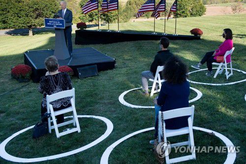 게티즈버그 전장서 유세하는 바이든 미 민주당 대선 후보(게티즈버그 AFP=연합뉴스) 조 바이든 미국 민주당 대통령 후보가 6일(현지시간) 펜실베이니아주 게티즈버그의 내셔널 밀리터리 파크에서 유세하고 있다. jsmoon@yna.co.kr