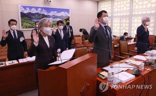 증인 선서하는 강경화 외교부 장관(서울=연합뉴스) 안정원 기자 = 강경화 외교부 장관이 7일 오전 서울 여의도 국회 외교통일위원회에서 열린 외교부 국정감사에 출석, 증인선서를 하고 있다. 2020.10.7 jeong@yna.co.kr