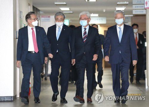 성명 발표 마친 주요 대학 의료원장(서울=연합뉴스) 백승렬 기자 = 김영훈 고려대학교 의료원장(왼쪽) 등 주요 병원장들이 8일 정부서울청사에서 의대생들이 의사국가고시에 응시하지 않은 것에 대해 사과하는 성명을 발표한 후 이동하고 있다.
    이날 발표에는 김영훈 고려대학교 의료원장, 김연수 서울대학교병원장, 윤동섭 연세대학교 의료원장, 김영모 인하대학교 의료원장 등이 참석했다. srbaek@yna.co.kr