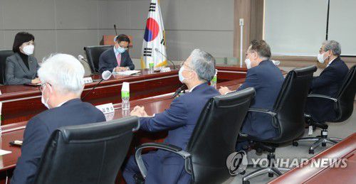 권익위원장, 전국 주요 대학 의료원장 면담(서울=연합뉴스) 백승렬 기자 = 전현희 국민권익위원장이 8일 정부서울청사에서 의대생의 의사국가고시 미응시 관련 전국 주요 대학 의료원장과 병원장을 면담하고 있다. 
    이들은 권익위원장을 면담하기 전 의사국가고시에 응시하지 않은 것에 대해 사과 성명을 발표했다. 이날 간담회에는 윤동섭 연세대학교 의료원장, 김영훈 고려대학교 의료원장, 김연수 서울대학교병원장, 김영모 인하대학교 의료원장 등이 참석했다.  srbaek@yna.co.kr