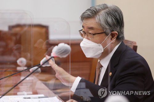 답변하는 이재갑 고용부 장관(서울=연합뉴스) 안정원 기자 = 이재갑 고용노동부 장관이 8일 오전 서울 여의도 국회에서 열린 환경노동위원회의 고용노동부 국정감사에서 질의에 답변하고 있다. 2020.10.8 jeong@yna.co.kr