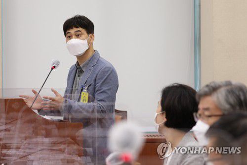 답변하는 장기호 인천국제공항공사 노조위원장(서울=연합뉴스) 진성철 기자 = 장기호 인천국제공항공사 노조위원장이 8일 오후 서울 여의도 국회에서 열린 환경노동위원회의 고용노동부에 대한 국정감사에서 증인으로 출석해 의원들의 질의에 답하고 있다. 2020.10.8 zjin@yna.co.kr