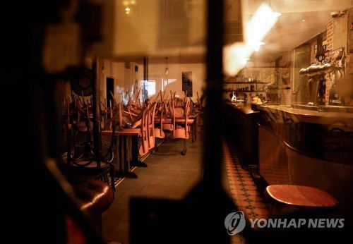 코로나19 확산으로 문닫은 프랑스 파리의 한 술집[AFP=연합뉴스 자료사진]