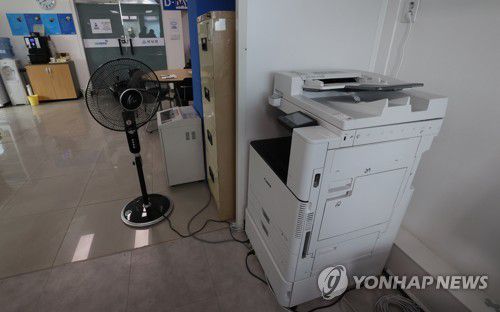 이낙연측 '옵티머스측 요금 대납' 보도에 "관련성 없어"(서울=연합뉴스) 서명곤 기자 = 더불어민주당 이낙연 대표 측은 7일 수천억원대 펀드 사기로 검찰 수사를 받는 옵티머스 자산운용 관련 업체로부터 복합기 임대료를 지원받았다는 보도에 대해 업체와의 관련성을 부인했다.
이 대표 측은 이날 입장문에서 "복합기는 사무실 초기 필요에 의해 참모진의 지인을 통해 빌려 온 것"이라며 "복합기를 빌려준 당사자가 트러스트올과 연관이 있다는 것을 어제 보도를 통해 처음 알게 됐다"고 설명했다. 사진은 7일 서울 종로구 이낙연 대표 사무실에 놓인 복합기. 2020.10.7 seephoto@yna.co.kr