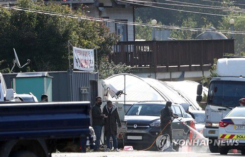 화천서 아프리카돼지열병 발생…농가 통제(화천=연합뉴스) 양지웅 기자 = 강원 화천군의 한 양돈 농가에서 아프리카돼지열병(ASF) 발생이 확인된 9일 오전 해당 농가에서 방역당국 관계자들이 해당 농장 입구를 통제하고 있다. 2020.10.9 yangdoo@yna.co.kr