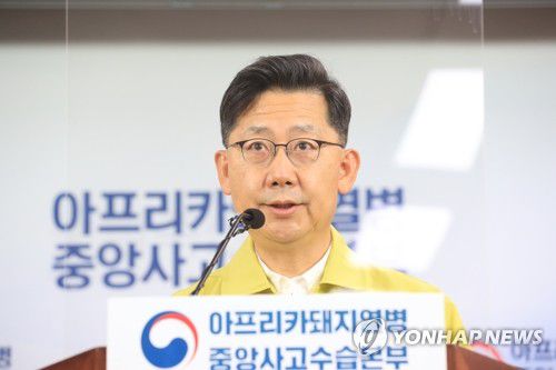 아프리카돼지열병 방역 추진 관련 브리핑하는 김현수 장관(서울=연합뉴스) 김현수 농림축산식품부 장관이 9일 오전 정부세종청사에서 양돈농장 아프리카돼지열병 발생에 따른 방역 강화 대책 추진 관련 브리핑을 하고 있다. 2020.10.9 
    [농림축산식품부 제공. 재판매 및 DB 금지] photo@yna.co.kr
