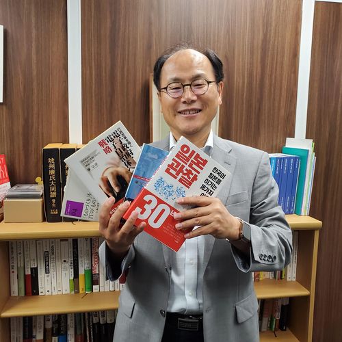 염종순 이코퍼레이션닷제이피 대표   (도쿄=연합뉴스) 김호준 특파원 = 염종순 이코퍼레이션닷제이피 대표는 지난 8일 도쿄 소재 사무실에서 가진 연합뉴스와의 인터뷰에서 스가 요시히데(菅義偉) 일본 총리가 간판 정책을 내건 '디지털 개혁'에 성공하려면 한국을 모델로 삼아야 한다고 주장했다. 자신이 집필한 저서를 들고 포즈를 취한 모습. 2020.10.10 hojun@yna.co.kr