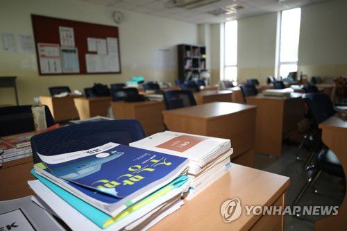 수능 책만 덩그러니불 꺼진 대형 입시학원 [연합뉴스 자료사진]