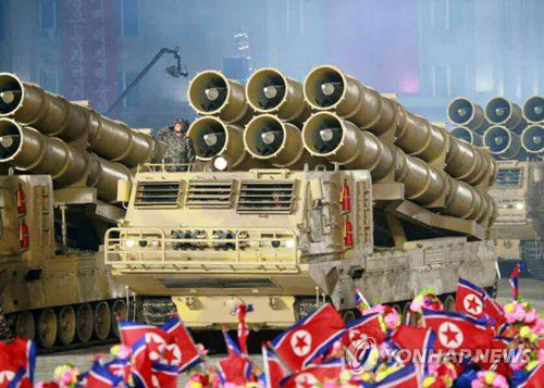 북한, 열병식서 '6연장 초대형 방사포' 실물 첫 공개(서울=연합뉴스) 북한은 10일 노동당 창건 75주년 기념 열병식에서 지난해 개발한 발사관 6개를 탑재한(6연장) '초대형 방사포'를 공개했다. 북한은 지난해 김정은 위원장 참관 하에 초대형 방사포 시험 사격 당시 사진을 일부 공개했지만, 선명한 실물을 여러 각도로 공개한 것은 이번이 처음이다. 사진은 노동신문에 실린 사진. 2020.10.10  [노동신문 홈페이지 캡처. 재판매 및 DB 금지] nkphoto@yna.co.kr