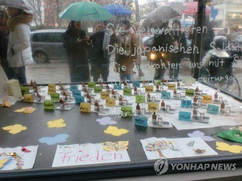 지난 3월 베를린의 한 광장에서 독일 청소년들이 참여한 가운데 열린 작은 '평화의 소녀상' 전시[코리아협의회 제공]