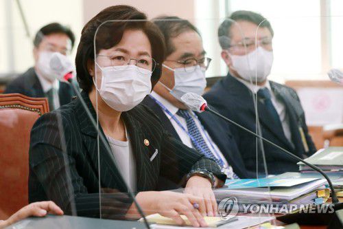 답변하는 추미애 법무부 장관(서울=연합뉴스) 하사헌 기자 = 추미애 법무부 장관이 12일 오전 서울 여의도 국회에서 열린 법제사법위원회의 법무
부 등에 대한 국정감사에서 답변하고 있다. toadboy@yna.co.kr