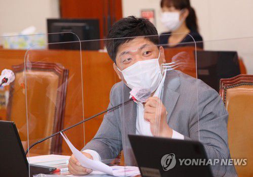 국감 질의하는 이용 의원(서울=연합뉴스) 진성철 기자 = 국민의힘 이용 의원이 12일 국회 문화체육관광위원회에서 열린 문화재청·한국전통문화대·문화재연구소 등 국정감사에서 질의하고 있다.  2020.10.12 zjin@yna.co.kr