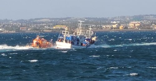 해경에 의해 항구로 예인되는 침수 어선[서귀포해양경찰서 제공. 재판매 및 DB 금지]