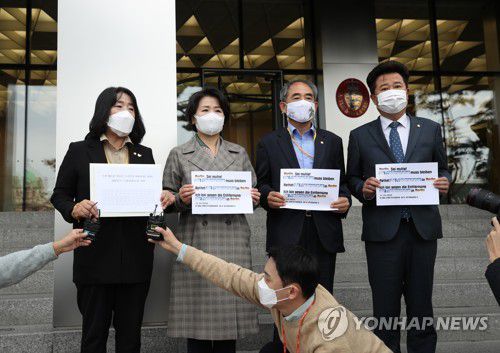 소녀상이 지켜지기를 바라며(서울=연합뉴스) 박동주 기자 = 13일 오전 서울 중구 주한독일대사관 앞에서 더불어민주당 윤미향 의원 등 의원들이 독일 베를린 평화의 소녀상이 지켜지기를 바라는 대한민국 국회의원들의 서한을 전달하기에 앞서 입장을 밝히고 있다. 왼쪽부터 더불어민주당 윤미향, 이수진, 윤준병, 이규민 의원. 2020.10.13 pdj6635@yna.co.kr