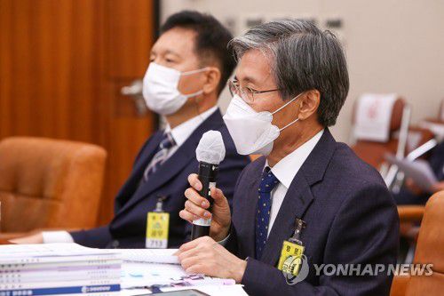 답변하는 박병칠 광주지방법원장(서울=연합뉴스) 진성철 기자 = 13일 국회 법제사법위원회 전체회의실에서 열린 대전·청주·광주·전주·제주 지법에 대한 국정감사에서 박병칠 광주지방법원장이 답변하고 있다. 2020.10.13 zjin@yna.co.kr