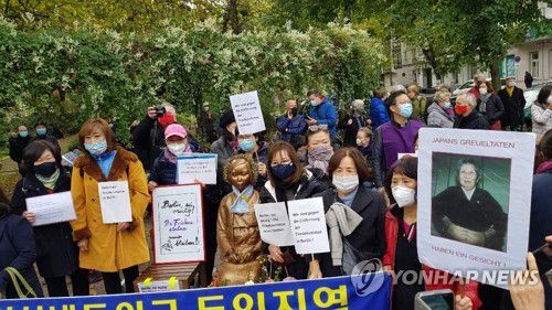 베를린서 평화의 소녀상 지키기 시위 나선 시민들(베를린=연합뉴스) 이광빈 특파원 = 13일 독일 수도 베를린에서 시민들이 거리에 설치된 '평화의 소녀상'에 대한 당국의 철거명령에 항의하기 위해 미테구청 앞에서 시위를 벌이고 있다.  lkbin@yna.co.kr