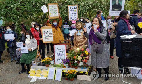 베를린 평화의 소녀상을 지켜주세요(베를린=연합뉴스) 이광빈 특파원 = 13일 독일 수도 베를린에서 시민들이 거리에 설치된 '평화의 소녀상'에 대한 당국의 철거명령에 항의하기 위해 미테구청 앞에서 시위를 벌이고 있다. lkbin@yna.co.kr