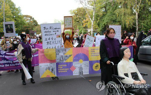 '소녀상 철거명령 철회하라' 베를린서 행진하는 시민들(베를린=연합뉴스) 이광빈 특파원 = 13일 독일 수도 베를린에서 시민들이 거리에 설치된 '평화의 소녀상'에 대한 당국의 철거명령에 대해 항의하며 행진을 하고 있다. 2020.10.13 lkbin@yna.co.kr