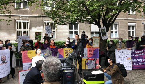 미테구청 앞 '소녀상 철거반대' 시위에서 발언하는 다쎌 미테구청장 [베를린=연합뉴스]