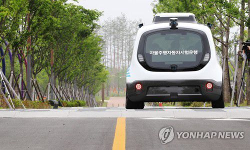 세종 중앙공원 달리는 자율주행차량5월  25일 세종시 중앙공원에서 열린 세종 자율주행실증 규제자유특구 특구사업자 소통간담회에서 자율주행차량이 시범운행을 하고 있다.[연합뉴스 자료 사진]