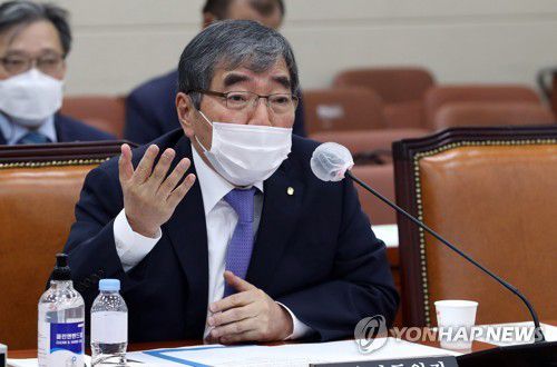 답변하는 윤석헌 금감원장윤석헌 금감원장이 10월 13일 국회 정무위원회에서 열린 금융감독원 국정감사에서 의원질의에 답변하고 있다.  [연합뉴스 자료사진]