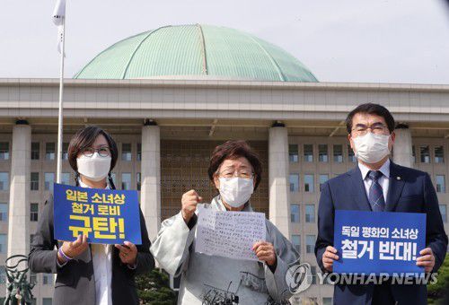 베를린 평화의 소녀상 철거 명령 철회 촉구하는 이용수 할머니(서울=연합뉴스) 진성철 기자 = 일본군 위안부 피해자 이용수 할머니가 14일 서울 여의도 국회에서 기자회견을 열고 독일 베를린 미테구에 설치된 평화의 소녀상 철거 명령 철회를 촉구하고 있다. 
    왼쪽은 이나영 정의기억연대 이사장, 오른쪽은 더불어민주당 양기대 의원. zjin@yna.co.kr