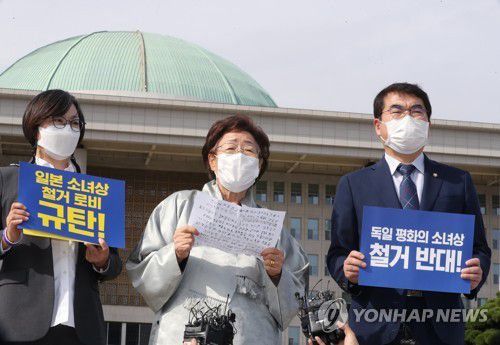베를린 평화의 소녀상 철거 명령 철회 촉구하는 이용수 할머니(서울=연합뉴스) 진성철 기자 = 일본군 위안부 피해자 이용수 할머니가 14일 서울 여의도 국회에서 기자회견을 열고 독일 베를린 미테구에 설치된 평화의 소녀상 철거 명령 철회를 촉구하고 있다. 
    왼쪽은 이나영 정의기억연대 이사장, 오른쪽은 더불어민주당 양기대 의원. 2020.10.14 zjin@yna.co.kr