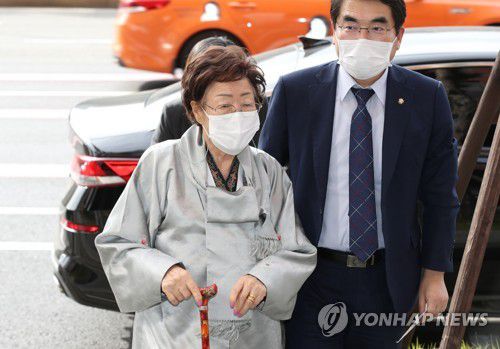 이용수 할머니 주한 독일대사관으로(서울=연합뉴스) 박동주 기자 = 일본군 위안부 피해자 이용수 할머니가 14일 오후 독일 베를린 미테구에 설치된 평화의 소녀상 철거 명령 철회 촉구 기자회견을 마친 뒤 주한 독일대사관으로 들어가고 있다. 2020.10.14 pdj6635@yna.co.kr