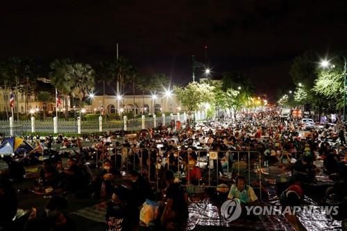 정부청사 주변에 모인 반정부 집회 참석자들. 2014.10.14[로이터=연합뉴스]