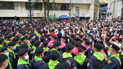 집회금지 비상조치 당일 반정부 집회서 경찰과 대치 중인 집회 참석자들 2020.10.15[방콕=연합뉴스 김남권 특파원]