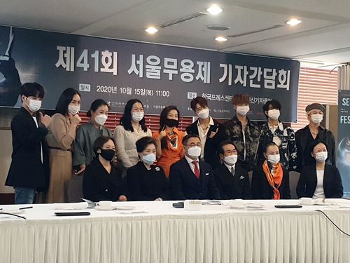 제41회 서울무용제 기자간담회(서울=연합뉴스) 성도현 기자 = 조남규 한국무용협회 이사장(앞쪽 왼쪽에서 세번째) 등 관계자와 홍보대사들이 15일 서울 중구 프레스센터에서 열린 제41회 서울무용제 기자간담회에서 기념촬영을 하고 있다. 2020.10.15 raphael@yna.co.kr