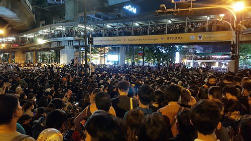 반정부 집회가 열리고 있는 랏차쁘라송 네거리 위 고가통로에서도 많은 시민들이 집회 발언을 듣고 있다. 2020.10.15[방콕=연합뉴스 김남권 특파원]