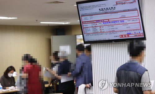 취업자 감소폭 다시 확대지난 9월 9일 오전 서울 한 고용복지플러스센터에서 시민들이 실업급여 신청자들을 위한 취업지원 설명회를 듣기 위해 참석해 있다. [연합뉴스 자료사진]