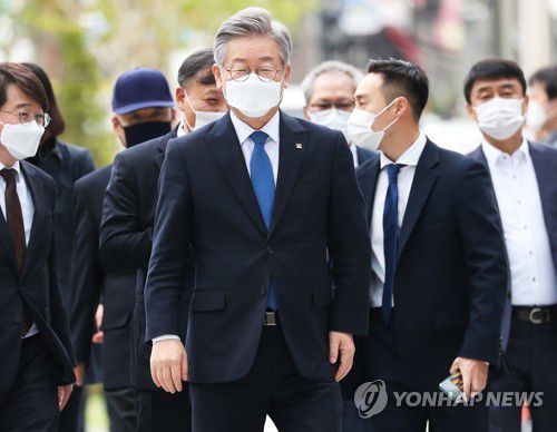 파기환송심 선고공판 출석하는 이재명 경기지사(수원=연합뉴스) 홍기원 기자 = '친형 강제입원' 사건과 관련한 허위사실공표 혐의로 항소심에서 당선무효형에 처해졌다가 대법원의 무죄 취지 판결을 받은 이재명 경기도지사가 16일 오전 경기도 수원시 영통구 수원고등법원에서 열리는 파기환송심 선고공판에 출석하고 있다. 2020.10.16 xanadu@yna.co.kr