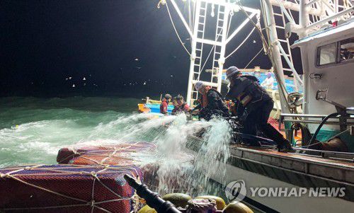 침수된 어선 배수 작업하는 군산 해경[전북 군산해양경찰서 제공. 재판매 및 DB 금지]